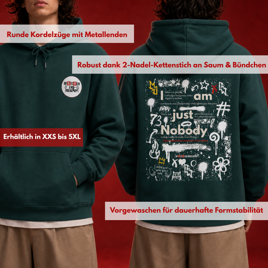 Rückenansicht getragen: Bio-Hoodie „I am just Nobody“ in Glazed Green mit Graffiti-Backprint, Details zu Kordeln und Doppelnähten
